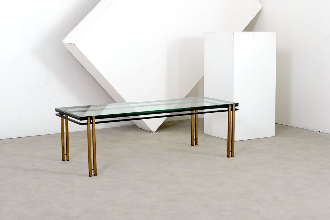 Tavolo basso: Tavolo basso Ottone, metallo laccato, cristallo molato. Italia, anni '50 cm 35x110x48