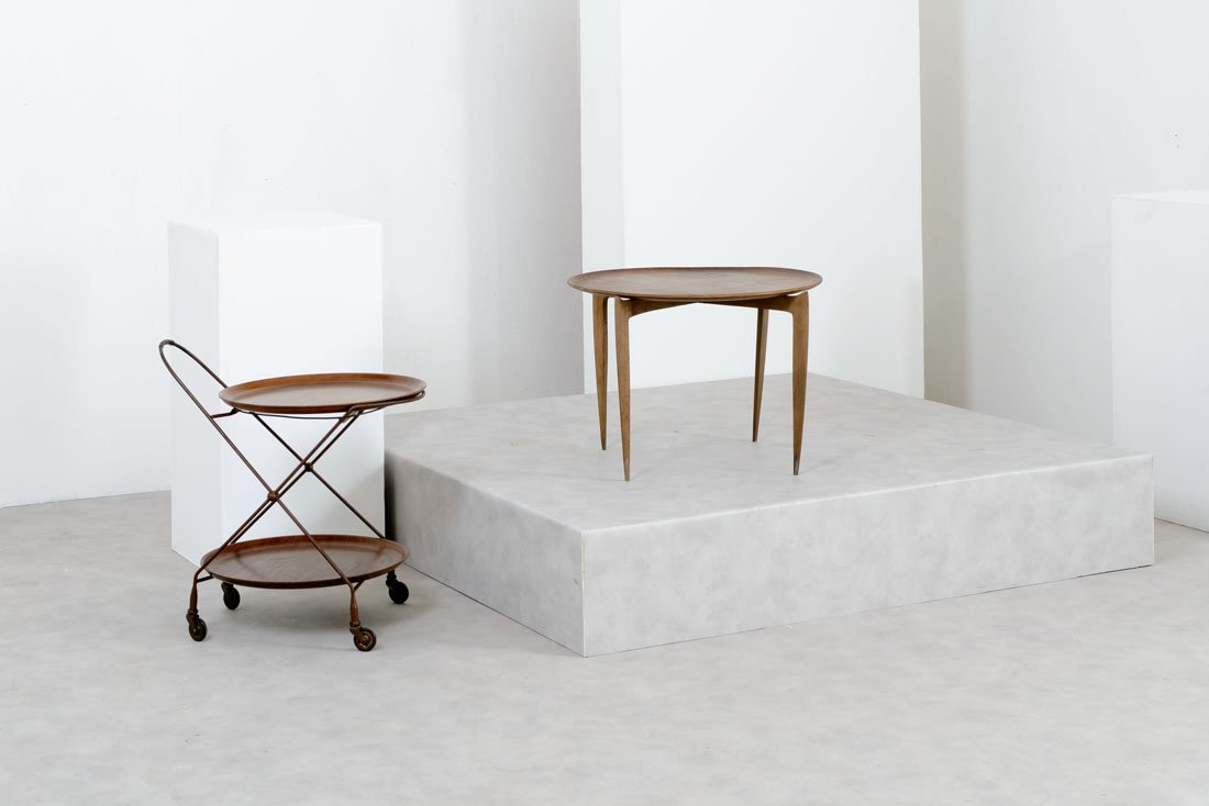 Fritz Hansen: Tavolino Gambe pieghevoli in frassino, ripiano asportabile in multistrato curvato impiallacciato teak. Prod. Fritz Hansen, 1950 ca. h cm 43, diam. cm 60 Literature: Domus, n. 342, maggio 1958, p. 46.