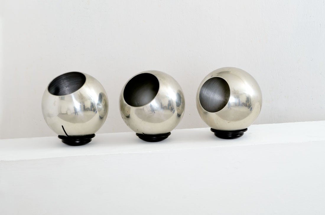 Gino Sarfatti: Tre lampade da tavolo o da terra mod 586 Base in alluminio laccato, riflettore orientabile in tutte le direzioni in alluminio lucido. Prod. Arteluce, 1962 ca. Modello esposto alla XIII Triennale di Mi