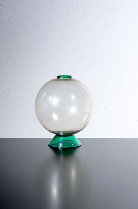 Carlo Scarpa: Vaso "trasparente" Vetro leggermente iridescente, base e bordo superiore in vetro verde applicato a caldo. Prod. M.V.M. Cappellini, 1926 ca. Firmato all'acido in corsivo M.V.M. Cappellini Murano h cm