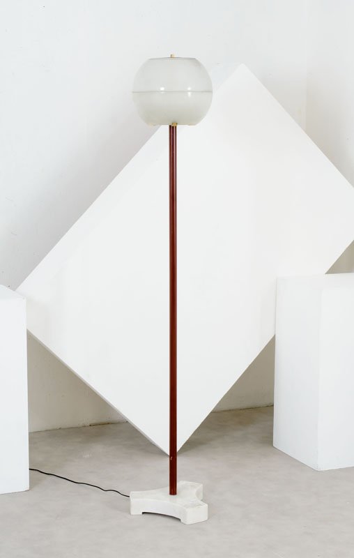 Ignazio Gardella: Lampada da terra LTE 8 Base in marmo bianco di Carrara, struttura in ottone e metallo laccato, diffusore formato da due semisfere in vetro stampato. Prod. Azucena, 1956 h cm 174, vetro diam. cm 28 Lit