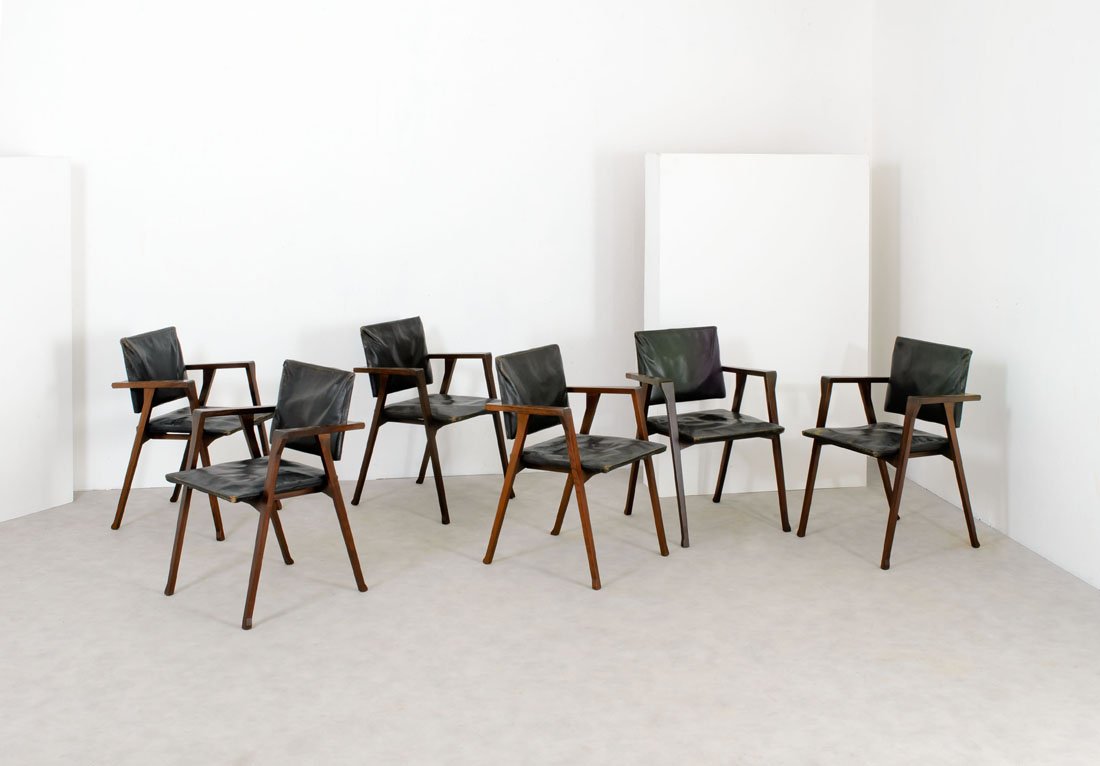 Franco Albini: Coppia di poltroncine mod. Luisa Struttura in palissandro, sedile e schienale in compensato rivestito in pelle (originale). Premio compasso d'oro nel 1955. Prod. Poggi, 1950 ca. cm 76x55x55 Literature