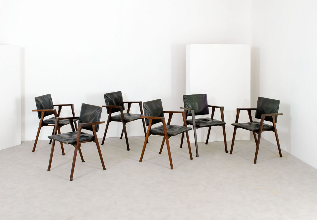 Franco Albini: Coppia di poltroncine mod. Luisa Struttura in palissandro, sedile e schienale in compensato rivestito in pelle (originale). Premio compasso d'oro nel 1955. Prod. Poggi, 1950 ca. cm 76x55x55 Literature