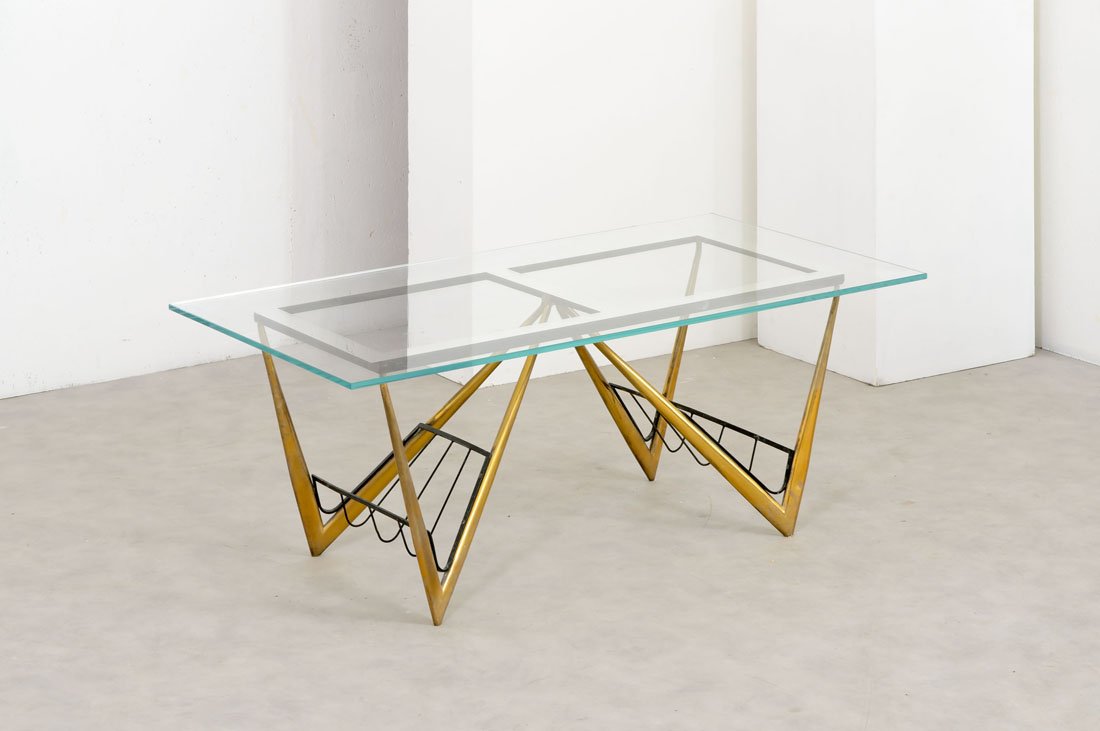 Tavolino portariviste: Tavolino portariviste Ottone lucido, metallo laccato, piano in cristallo molato e sabbiato in corrispondenza della montatura metallica. Italia, fine anni '50 cm 42x110x60