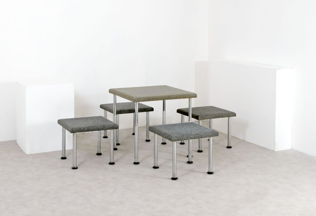Roberto Gabetti, Aimaro Isola, Giulio Drocco: Tavolo e quattro sgabelli Gambe in metallo cromato, piano rivestito in Tapison. Prod. Arbo, 1970 ca. Serie progettata per l'allestimento delle residenze dell'UnitÃ Residenziale Ovest del complesso