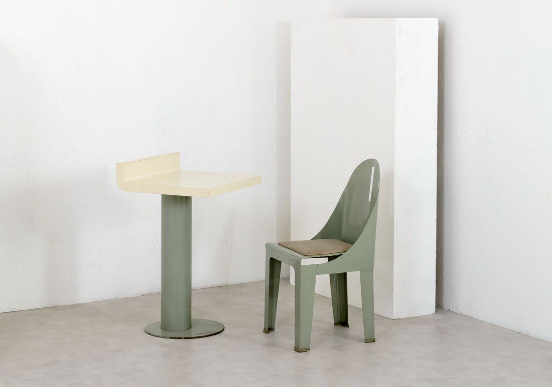 Alessandro Mendini: Scrittoio e sedia della serie Legioni Straniere Metallo laccato, laminato. Arredi unici realizzati nel 1986 per il Centro Culturale Francese di Milano e di Torino. Scrittoio cm 83,5x55x50 - sedia cm 8