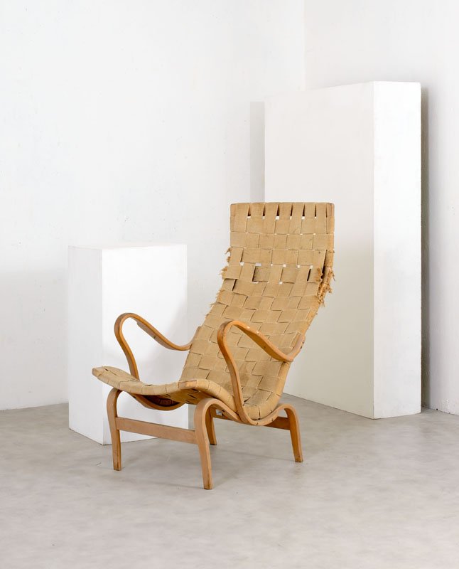 Bruno Mathsson: Poltrona mod. Pernilla Faggio curvato, canapa intrecciata. Prod. Karl Mathsson, Varnamo Sweden, disegno del 1934, esemplare di fine anni '60 Marchio a fuoco del produttore. Etichetta del produttore. c