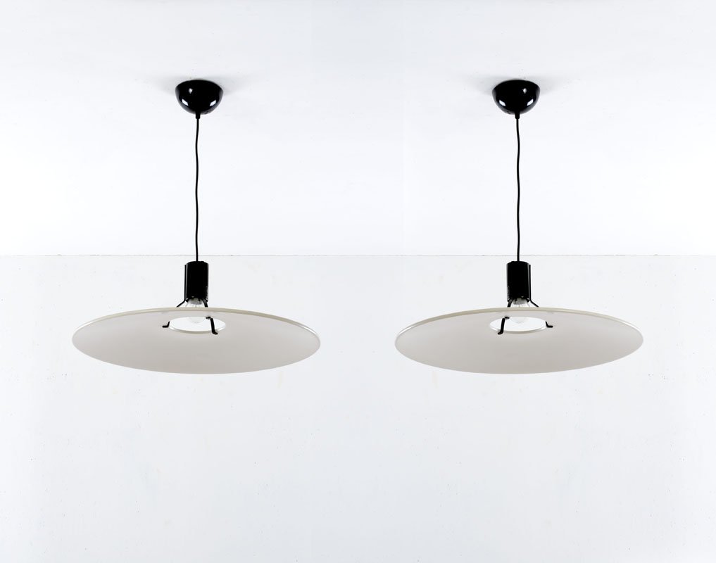 Gino Sarfatti: Coppia di lampade a sospensione mod. 2133 Piatto riflettente in alluminio laccato, struttura di supporto in acciao laccato. Prod. Arteluce, 1972 ca. Etichetta adesiva del produttore. h cm 60x diam. cm