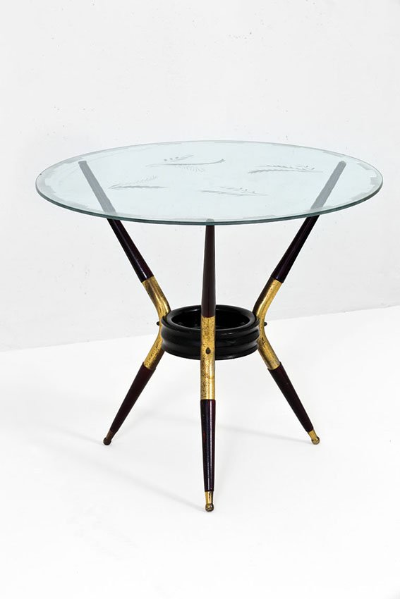 Tavolo basso: Tavolo basso Legno laccato, ottone, piano in vetro molato e decori a sabbiature. Italia, anni '50 h cm 53,5, diam. cm 60