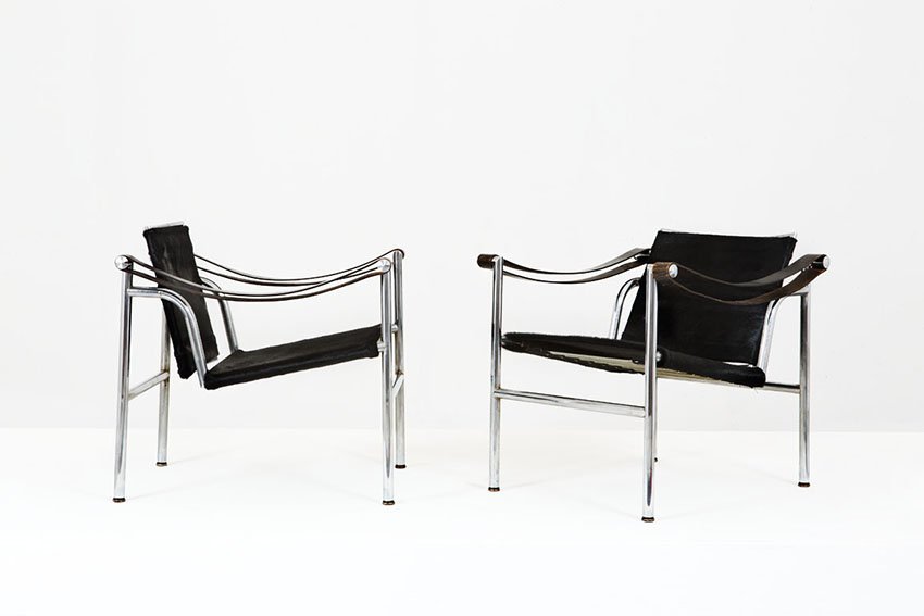 Charlotte Perriand, Pierre Jeanneret, Le Corbusier: Due poltrone mod. B301 Acciaio cromato, sedile e schienale basculante in cavallino, braccioli in cuoio. Prod. Cassina, 1970 ca., disegno del 1929. cm 60x64x65 Literature: Charlotte e Peter Fiell, 1000