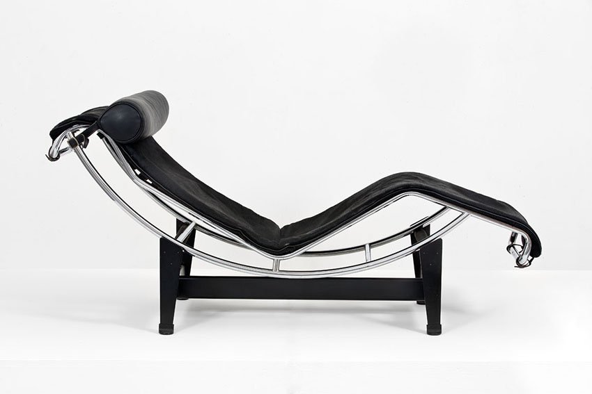Charlotte Perriand, Pierre Jeanneret, Le Corbusier: Chaise longue mod. LC4 Acciaio cromato, cavallino. Prod. Cassina, 1980 ca., disegno del 1929. Marchio del produttore incusso sulla base. h variabile, cm 160x56 Literature: Domus, n. 622, novembre, 198