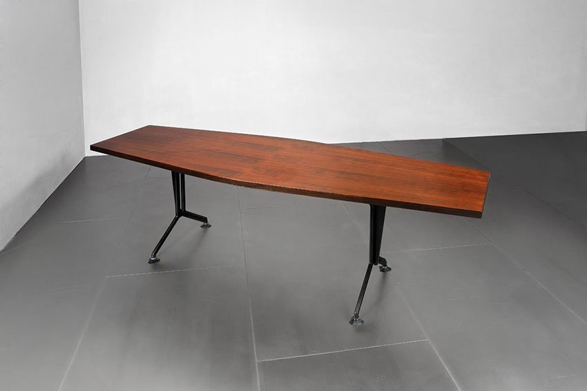 Studio BBPR: Grande tavolo da riunioni della serie Arco Struttura ad incastro in profilato metallico, piano in paniforte lastronato noce. Prod. Olivetti Arredamenti Metallici, 1963 ca. cm 78x99x300 Literature: Dom