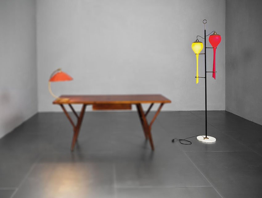 Stilnovo: Lampada da terra Metallo laccato, ottone, vetro colorato incamiciato, marmo. Prod. Stilnovo, anni '50 h cm 200