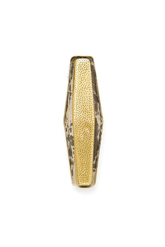 Gio Ponti (attr.): Lampada da parete Alluminio laccato, diffusore in alluminio dorato forato, illuminazione a fluorescenza. Probabile produzione Arteluce, anni '50 Provenienza: Motonave Augustus. cm 60x20x10 Literature: