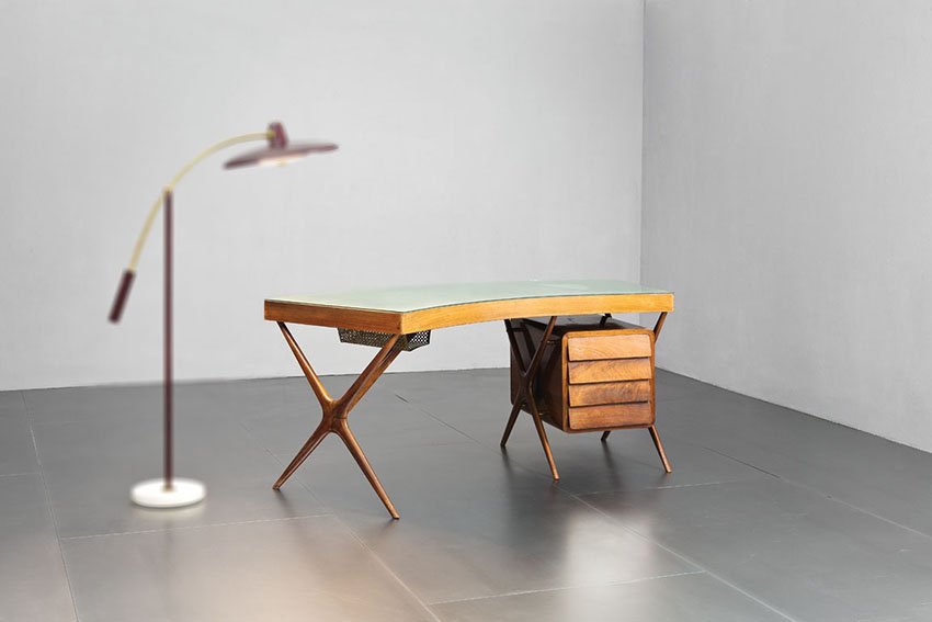 Scrivania: Scrivania Struttura in palissandro massello, cassetti e modulo contenitore lastronati in palissandro, piano ad incasso in vetro molato. Cantù, anni '50 cm 80x72x193