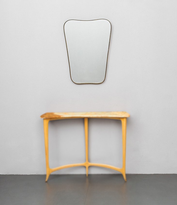 Specchiera nel gusto di Gio Ponti: Specchiera nel gusto di Gio Ponti Ottone, vetro specchiato. Italia, 1950 ca. cm 88x60