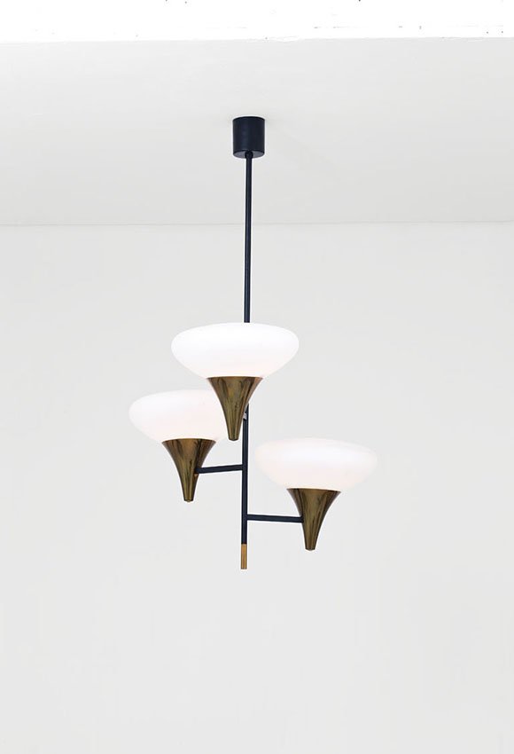Stilnovo: Lampadario Metallo laccato, ottone lucido, diffusori in vetro opalino. Prod. Stilnovo, anni '50 h cm 91, largh. max cm 50