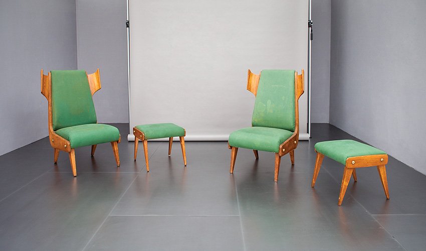 Pozzi e Verga (attr. a): Coppia di poltrone con poggiapiedi Legno di rovere, rivestimento in tessuto. Prod. Pozzi e Verga, 1950 ca. Poltrone cm 112x70x70, poggiapiedi cm 42x52x46