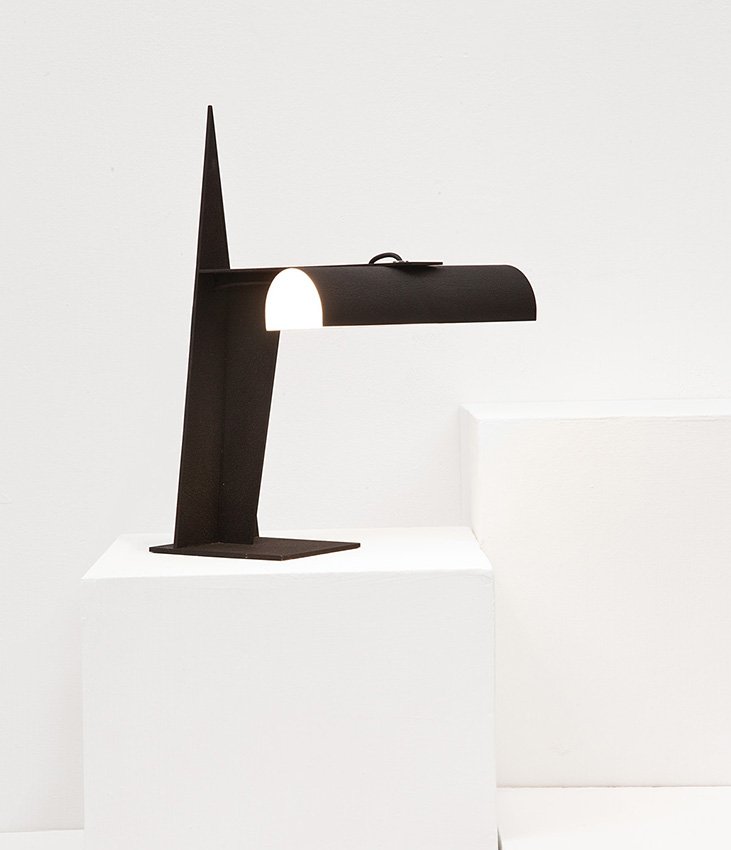 Aleksandr Rodchenko: Rara lampada da tavolo mod. Inga Acciaio ed alluminio laccati. Prod. Arteluce, 1973, disegno del 1929. Etichetta del produttore. cm 48x28x36 Literature: S. O. Khan-Magomedov, Vieri Quilici, Aleksandr
