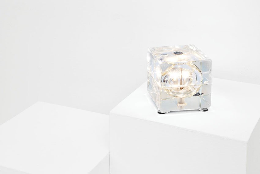 Alessandro Mendini: Lampada da tavolo Cubosfera Vetro massiccio. Prod. Fidenza Vetraria, 1968 ca. cm 16x16x16 Literature: Domus, n. 467, ottobre, 1968, p. 35; R. Rinaldi, Alessandro Mendini. Progetto infelice, Ricerche D
