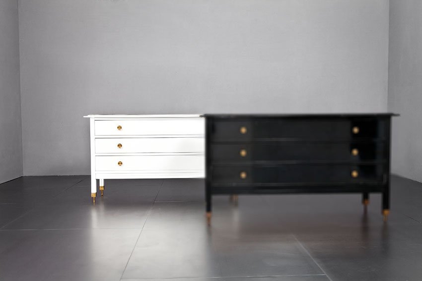 Carlo De Carli: Cassettiera mod. D154 Legno laccato bianco, ottone lucido, piano in cristallo nero specchiato. Prod. Sormani, 1964 ca. cm 80x143x54 Literature: Domus, n. 425, aprile 1965, pagina pubblicitaria.