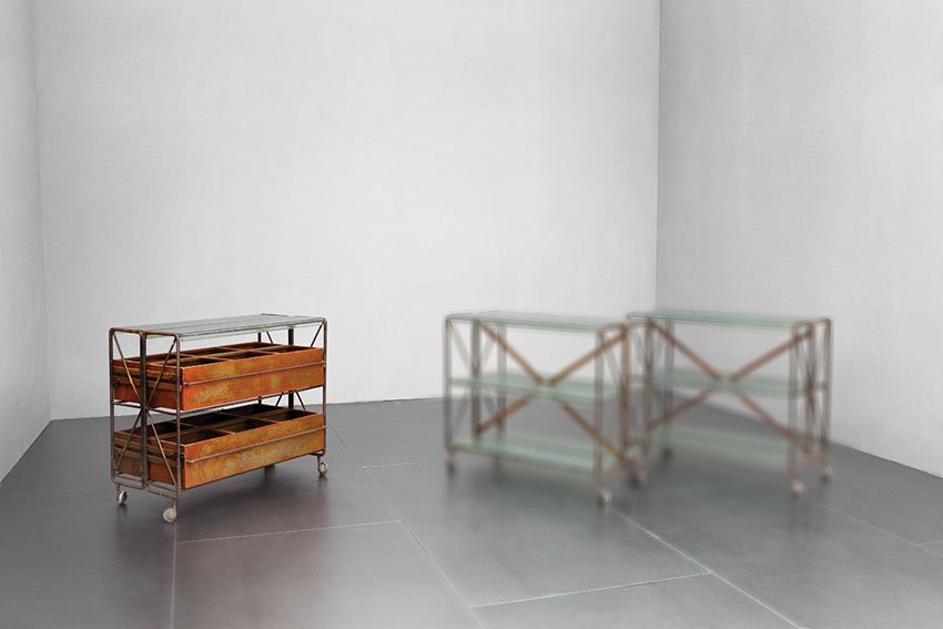 Studio Fagnola: Carrello con cassettiera "brutalista" Lastre di vetro industriale sabbiato e curvato, tondino metallico. Realizzati per la libreria Fogola di Torino, 1970 ca. cm 88x100x53
