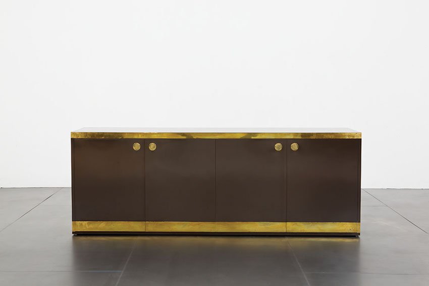 Willy Rizzo: Credenza mod. MP/200 Legno nobilitato rivestito in laminato, decorazioni e maniglie in ottone lucido. Italia, 1970 ca. cm 71x200x45 Certificato di autenticità.