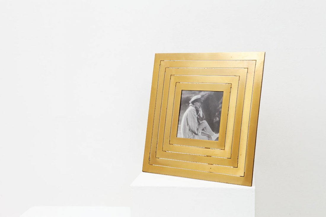 Gabriella Crespi: Cornice Ottone lucido, ottone satinato, vetro. Italia, anni '70 Firmata sul retro. cm 44,5x44,5