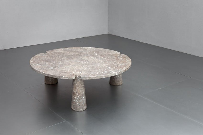 Angelo Mangiarotti: Tavolo basso della serie Eros Elementi ad incastro in marmo grigio Mondragone. Prod. Skipper, anni '70 h cm 40, diam. cm 119 Literature: Giuliana Gramigna, Repertorio del design italiano, 1950-2000, U