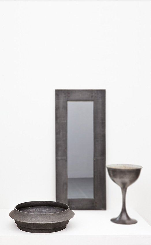 Lorenzo Burchiellaro: Grande centrotavola Alluminio pressofuso cesellato. Prod. Atelier Burchiellaro, anni '70 Firma incisa. h cm 21, diam. cm 65