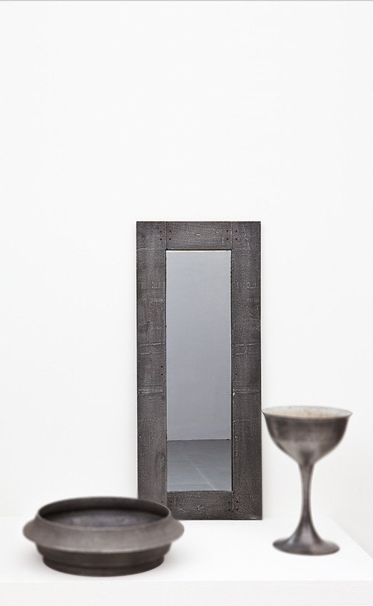 Lorenzo Burchiellaro: Specchiera Alluminio pressofuso cesellato. Prod. Atelier Burchiellaro, anni '70 Firma incisa. cm 150x60