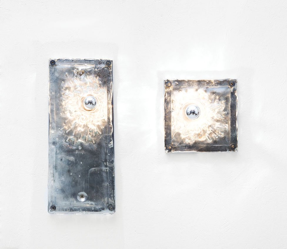 Angelo Brotto: Due pannelli mod. Polifemo Metallo cromato, vetro. Prod. Esperia, 1970 ca. cm 72x30x12, cm 30x30x12