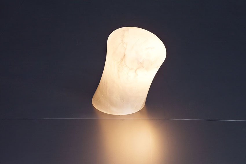 Angelo Mangiarotti: Lampada da tavolo Blocco di alabastro scolpito. Prod. Società Cooperativa Artieri dell'Alabastro, Volterra, 1981 ca. h cm 20, diam. cm 14,5