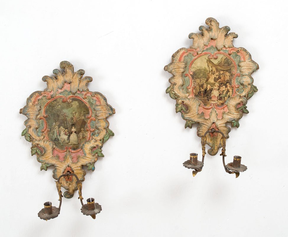 Coppia di appliques in papier mache: Coppia di appliques in papier mache policroma con braccetti portaluce in ferro. Piemonte, XVIII secolo h cm 48