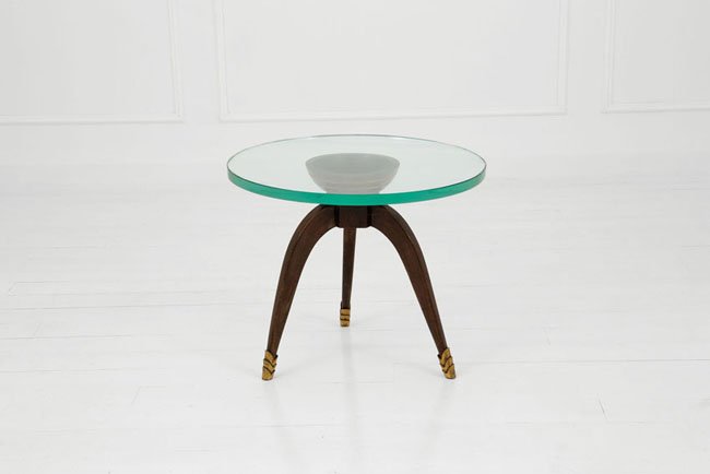 Tavolo basso: Tavolo basso Legno di acero, piano in cristallo di forte spessore sagomato e molato. Italia, anni '50 h cm 58, diam. piano cm 70