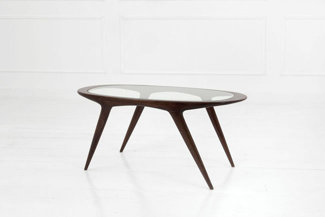 Tavolino: Tavolino Legno di faggio laccato mogano, piano in cristallo molato. Italia, 1950 ca. cm 43x97x50
