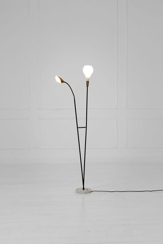 Lampada da terra: Lampada da terra Marmo, metallo laccato, ottone lucido, diffusori in vetro opalino. Italia, anni '50 h cm 161, largh. max cm 60
