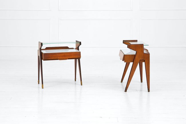 Coppia di comodini: Coppia di comodini Palissandro, vetro colorato, vetro molato. Italia, anni '50 cm 61x54x33