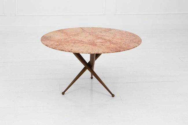 Tavolo basso: Tavolo basso Ottone lucido, marmo rosa del Garda. Italia, anni '50 h cm 50, diam. piano cm 90