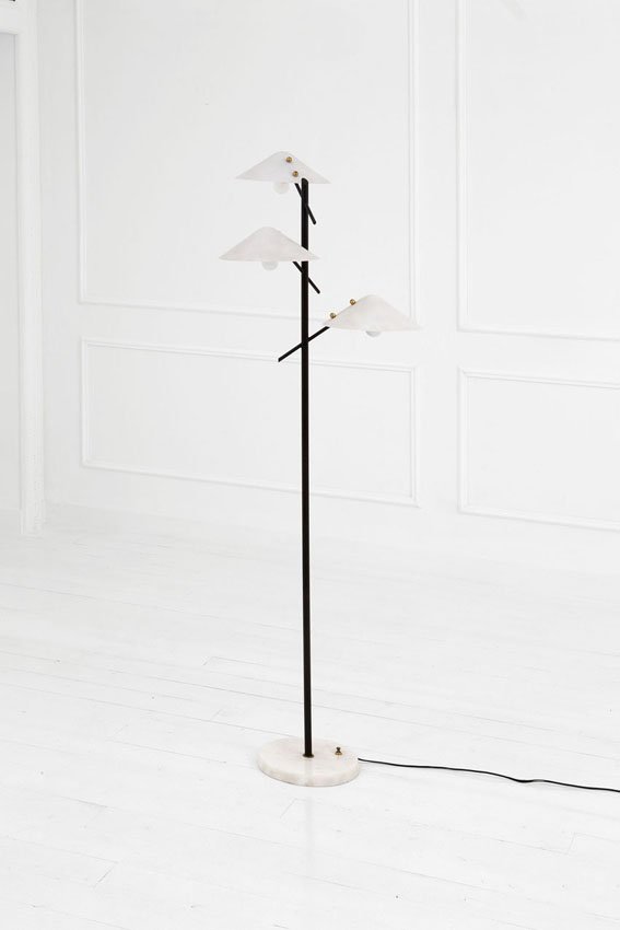 Stilnovo: Lampada da terra Marmo, metallo laccato, riflettori in perspex. Prod. Stilnovo, anni '50 h cm 173, largh. max cm 62: