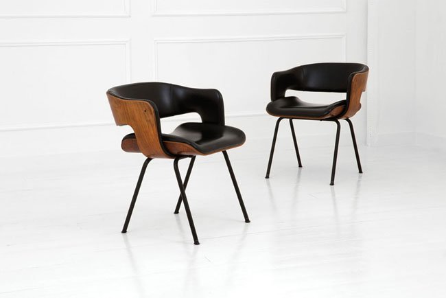 Martin Grierson: Due poltroncine mod. Oxford Acciaio, compensato curvato impiallacciato in palissandro Rio, rivestimento in skai. Prod. Arflex, 1963 ca. Etichetta del produttore sotto la seduta di una. cm 70x58x60 Lit