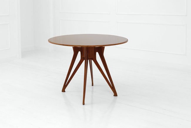 Ico Parisi (attr.): Gueridon Gamba in legno di mogano, piano in legno e cristallo colorato. Italia, anni '50 h cm 80, diam. piano cm 110