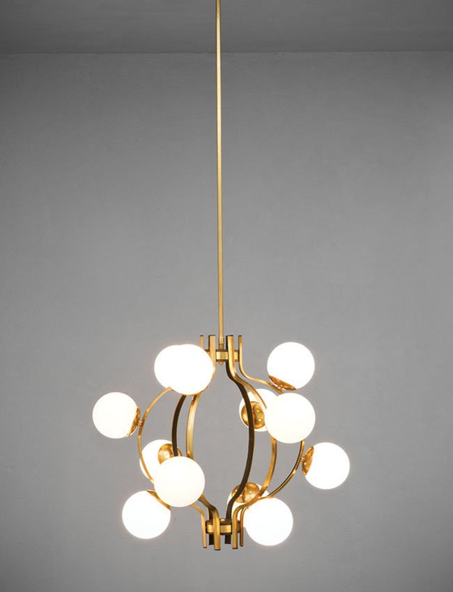 Stilnovo: Lampadario Ottone lucido, metallo laccato, diffusori in vetro opalino. Prod. Stilnovo, anni '50 h cm 150, diam. max cm 70