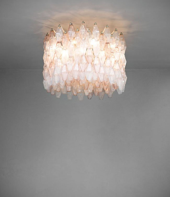 Paolo Venini: Lampada a plafone con poliedri Elementi in vetro soffiato, stampato e leggermente iridato di colore ametista e celeste, struttura in metallo smaltato. Prod. Venini, anni '60 h cm 45, diam. cm 70 Liter