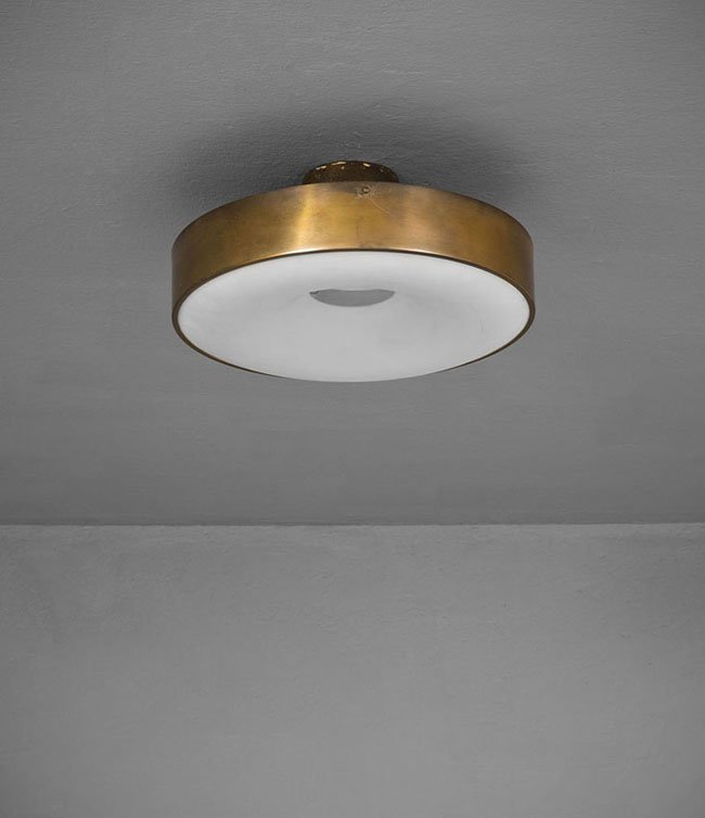 Fontana Arte: Plafoniera mod. 2134 Montatura in ottone lucido, diffusore in vetro bianco satinato. Prod. Fontana Arte, anni '50 h cm 15, diam. cm 24 Literature: Quaderni Fontana Arte, n. 4, Illuminazione, arredamen