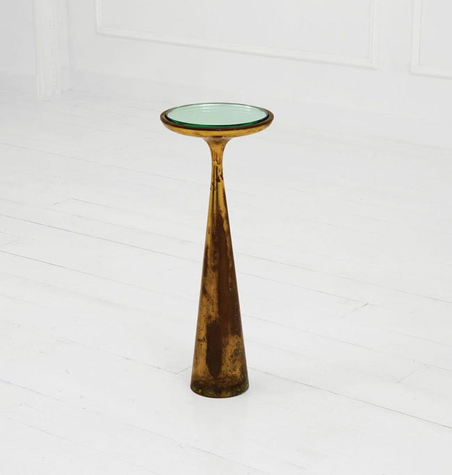 Fontana Arte: Tavolino mod.1776 Ottone lucido, piano in cristallo specchiato. Prod. Fontana Arte, anni '50 h cm 65, diam. piano cm 25 Literature: Quaderni Fontana Arte, n.6, Illuminazione, arredamento, cristalli d'