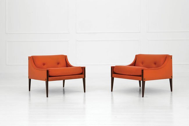 Gio Ponti: Coppia di poltrone smontabili mod. Dezza (versione a schienale basso) Legno di frassino, rivestimento in tessuto. Prod. Frau New Line, 1966 ca. Etichetta del produttore sotto la seduta di una: Newline