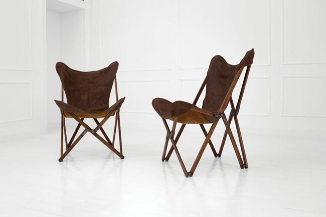 Joseph Fendy: Coppia di poltrone pieghevoli dette Tripoline Legno di frassino, elementi meccanici e di giunzione in ottone, seduta in cuoio. Prod. Paolo ViganÃ², 1936 ca. cm 106x70x70 Literature: Domus, n. 97, ge