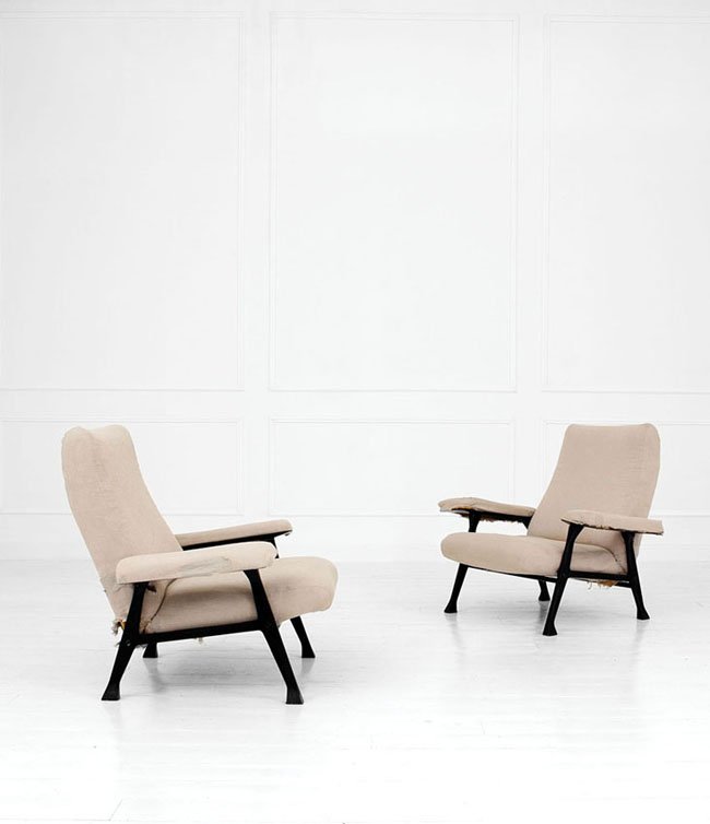 Roberto Menghi: Rara coppia di poltrone Struttura in alluminio pressofuso, seduta su nastri elastici, rivestimento in tessuto. Prod. Arflex, 1958 ca. cm 86x100x80 Literature: Quaderni Fontana Arte, n. 4, Arredamento,