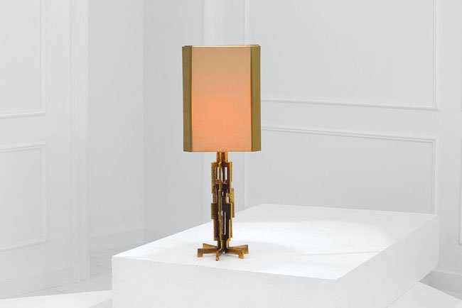 Angelo Brotto: Lampada da tavolo Fusione in bronzo dorato. Prod. Esperia, 1970 ca. cm 88x31x31